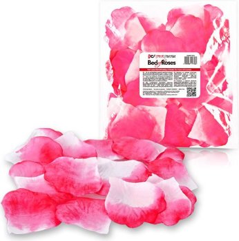 Бело-розовые лепестки роз Bed of Roses