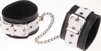 Черно-белые оковы на ноги