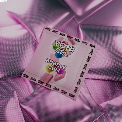 Саше лубриканта для орального секса SGAN со вкусом бабл-гам - 5 мл. Вкусовая линейка лубрикантов SGAN разработана с учетом физиологии, совмещает в себе вкус и аромат, при этом сохраняет все регенерирующие свойства классического лубриканта. Не оставляет липкости, без химического привкуса, не содержит сахара и калорий. Для сладости добавлен натуральный подсластитель - сукралоза. Абсолютно безопасен для проникновения и при проглатывании. Эксклюзивная густая формула обеспечивает лучшее обволакивание половых органов, тем самым гарантируя приятные ощущения без высыхания и обеспечивая экстра долгое скольжение. Благодаря исключительно высококачественным компонентам сохраняет естественный pH баланс слизистых, не вызывает жжения и неприятных ощущений. Не содержит парабенов, силиконов, масел и красителей. Алоэ в составе не только регенерирует и обладает бактерицидными свойствами, но и при длительном использовании имеет накопительный эффект, тем самым улучшая качество естественной смазки. Экстракт ромашки мягко снимает раздражения и делает половой акт еще более комфортным, а Д-Пантенол борется со всеми повреждениями и оказывает противовоспалительное действие. Активные компоненты добавлены в оптимальном количестве и совершенно не ощущаются на вкус. Естественным образом усиливает приятные ощущения и возбуждение у обоих партнеров. вода, гидроксиэтилцеллюлоза, д-пантенол, бензоат натрия, сорбат калия, экстракт ромашки, экстракт алоэ, лимонная кислота, натуральный ароматизатор Бабл гам, натуральный подсластитель (сукралоза). Страна: Россия. Объем: 5 мл.