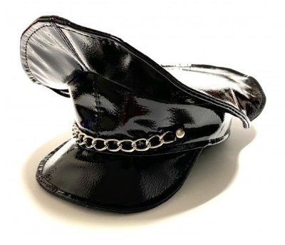 Строгая и сексуальная фуражка из эко-кожи Строгая и сексуальная фуражка, которая идеально дополнит образ полицейского и станет его главной фишкой. Аксессуар выполнен из эко-кожи, декорирован металлической цепочкой. Легкая и удобная фуражка, она добавит огонька в любую любовную игру. Страна: Россия. Материал: искусственная кожа.