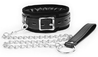 Черный ошейник на металлическом поводке с ручкой-петлей Великолепный БДСМ-аксессуар для любителей нестандартных эротических забав. В комплект входит ошейник с возможностью регулировки размера с помощью ремешков и металлическая цепочка-поводок с ручкой-петлёй, который при желании можно отстёгивать. Внутренняя поверхность ошейника имеет мягкую накладку, препятствующую натиранию кожи. Страна: Китай. Материал: поливинилхлорид (ПВХ, PVC).