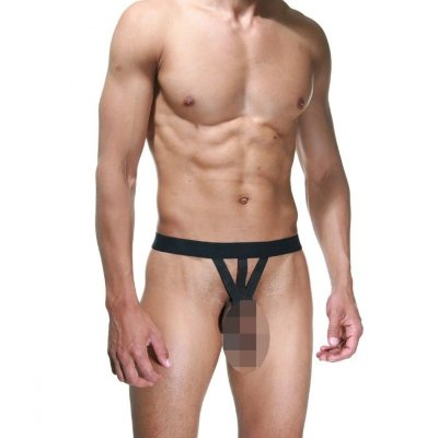 Мужские откровенные трусы из черных ремешков Черные очень откровенные трусы, на широком поясе, из ремешков, с полностью открытыми ягодицами и гениталиями. Страна: Турция. Материал: 85% полиэстер, 15% эластан.
