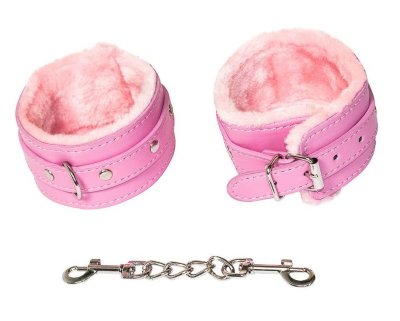 Розовые поножи Eternity Длина: 35.5 см. Обезоружить партнера и показать ему, кто сегодня руководит сценарием, можно с помощью одного простого приспособления - поножей. Натуральная ПВХ-материал нежно захватывает ногу в приятный плен, подчеркивая изысканность и пикантность ситуации, и дарит совершенно новые ощущения, связанные с невозможностью полноценно двигаться. Если же жертвой сегодня будете не Вы, то сможете вдоволь насладиться и поиграть с каждой частью тела своего пленника. Поножи очень прочные, поэтому Вы можете прикрепить их к любому элементу мебели, возле которого будет разгораться ваша страстная игра. Ширина - 6 см. Страна: Китай. Материал: поливинилхлорид (ПВХ, PVC).