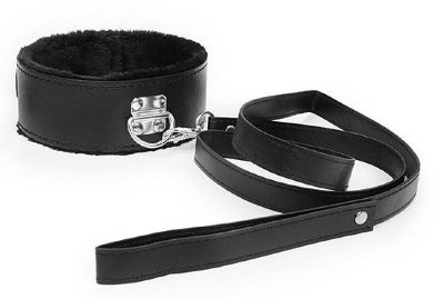 Черный ошейник на поводке с ручкой-петлей Великолепный БДСМ-аксессуар для любителей нестандартных эротических забав. В комплект входит ошейник с возможностью регулировки размера с помощью ремешков и поводок с ручкой-петлёй, который при желании можно отстёгивать. Внутренняя поверхность ошейника имеет меховую накладку, препятствующую натиранию кожи. БДСМ-аксессуар прост в применении, не требуют специального ухода. Страна: Китай. Материал: поливинилхлорид (ПВХ, PVC).