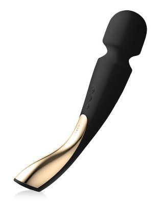Черный вибромассажёр Lelo Smart Wand 2 Large - 30,4 см. Длина: 30.4 см. Диаметр: 6 см. Smart Wand 2 – это усовершенствованный вариант Smart Wand Large от Lelo. Ещё круче, ещё удобнее и мощнее! Это универсальная игрушка для предварительных ласк себя и партнёра. Она снимет стресс, расслабит тело, избавит мышцы от напряжения, поможет найти выход сексуальной энергии и позволит получить мощный оргазм. Что же такое Smart Wand 2? Это: - Улучшенный дизайн с более устойчивой ручкой - Сконцентрированная и постоянная мощность - Продолжительная работа аккумулятора (до 4 часов) - 10 режимов вибрации - Качественный и бархатный материал Это не просто игрушка для получения множественных клиторальных оргазмов, это ещё и массажёр для всего тела. Его не надо прятать от посторонних глаз, он выглядит внушительно и дорого. За ним просто ухаживать. Достаточно промыть в тёплой воде мыльной воде или обработать специальным средством. Хранить отдельно от других силиконовых игрушек, тем более в комплекте есть специальный атласный мешочек для этих нужд. Время зарядки - 2,5 часа. Время работы - 4 часа. Страна: Китай. Материал: анодированный пластик, силикон. Батарейки: встроенный аккумулятор.