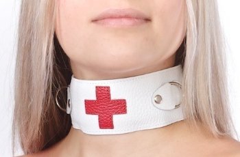 Ошейник с кольцами и красным крестом