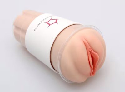 Мастурбатор-вагина Naked Factory V-02 Длина: 15 см. Диаметр: 8.5 см. Мастурбатор от корейского бренда Naked Factory отличается детальной проработкой и реалистичностью. Его внутренняя текстура состоит из бугорков и выступов, которые тянутся до самого конца, стимулируя пенис по всей длине. Изюминкой этой серии является рукав мастурбатора помещённый в прозрачную чашу-стакан. Материал секс-игрушки изготовлен из термопластичного эластомера премиум качества. Он обладает высокой эластичностью, что позволяет ему растягиваться и возвращаться в исходную форму без потери плотности. Этот материал не содержит фталатов, безопасен для тела и прост в уходе. Страна: Корея. Материал: термопластичный эластомер (TPE).