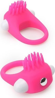 Розовое эрекционное кольцо с щеточкой LIT-UP SILICONE STIMU RING 5 Длина: 5.4 см. Диаметр: 2.7 см. Растягивающееся вибрирующее кольцо для пениса со съемной пулей. Вибрации управляются одной кнопкой включения/выключения. Кольцо Stimu Ring водонепроницаемо. Вибрации также будут стимулировать клитор женщины, если кольцо Stimu Ring используется во время проникновения. Страна: Китай. Материал: анодированный пластик, силикон. Батарейки: есть в комплекте.