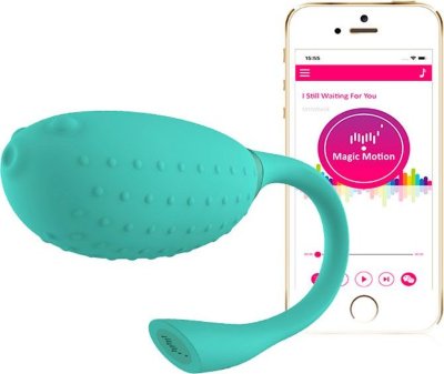 Мятное виброяйцо в форме рыбки MAGIC FUGU Длина: 21 см. Диаметр: 3.4 см. Fugu — вибрирующее яйцо от Magic Motion, изготовленное из гладкого силикона. Представляет собой овальное яйцо с шипами, соединенное с хвостом - рыбка-фугу на вид. Виброяйцо стимулирует две наиболее чувствительные эрогенные зоны женщины: клитор с помощью хвостика и точку G овальной частью. Вибрирующее яйцо Fugu имеет 7 интенсивных, но тихо работающих вибрационных программ. Вы можете управлять ими с помощью кнопки на хвосте или с помощью своего смартфона. Вы сможете управлять им с помощью голоса, музыки или через создание отдельных программ вибрации. Виброяйцо является перезаряжаемым, поэтому вам не придется беспокоиться о покупке батареек (зарядный USB-кабель для зарядки в комплекте). Эта секс-игрушка может порадовать вас в душе или бассейне, так как она полностью водонепроницаема. Рабочая длина - 6,9 см. Время зарядки - 1 час. Время работы - 1,5 часа. Страна: Китай. Материал: силикон. Батарейки: встроенный аккумулятор.