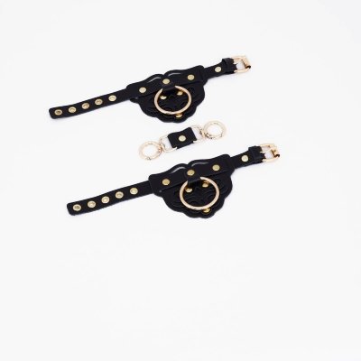 Черные наручники с золотистой фурнитурой Представляем вам наручники с авторским дизайном , которые станут вашим идеальным выбором для создания особой атмосферы. Эти наручники — это гармоничное сочетание роскоши, комфорта и функциональности, созданное для тех, кто ценит стиль, качество и внимание к деталям. Изделие выполнено из высококачественной натуральной кожи , которая обеспечивает мягкость и долговечность. Надежная стальная фурнитура с золотистым покрытием добавляет конструкции прочности и элегантности, делая аксессуар универсальным для различных ситуаций. Резные элементы подчеркивают нежность и изящество изделия, акцентируя внимание на красоте тела. Наручники регулируются с помощью прочного ремешка из натуральной кожи , что обеспечивает комфортную посадку на любой обхват запястья. В комплект входит прочная соединительная цепочка с двумя карабинами , гарантирующая надежность и контроль. Упаковка? Она тоже произведение искусства! Наручники доставляются в фирменной упаковке с брендированной деревянной подложкой, которая не только защищает изделие, но и делает его идеальным подарком для особого человека… или для себя любимой(-ого). Длина - 28 см, максимальная ширина - 8,5 см. Страна: Россия. Материал: натуральная кожа.