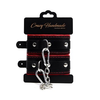 Черные наручники с красной подкладкой, строчками и скругленными ремешками