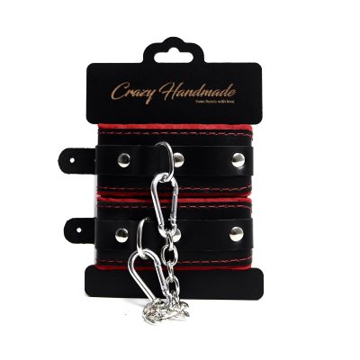 Черные наручники с красной подкладкой, строчками и скругленными ремешками Черные наручники с красной подкладкой, строчками и скругленными ремешками. Страна: Россия. Материал: натуральная кожа.