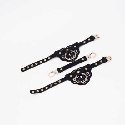 Черные оковы с золотистой фурнитурой Представляем вам оковы с авторским дизайном , которые станут вашим идеальным выбором для создания особой атмосферы. Эти оковы — это гармоничное сочетание роскоши, комфорта и функциональности, созданное для тех, кто ценит стиль, качество и внимание к деталям. Изделие выполнено из высококачественной натуральной кожи , которая обеспечивает мягкость и долговечность. Надежная стальная фурнитура с золотистым покрытием добавляет конструкции прочности и элегантности, делая аксессуар универсальным для различных ситуаций. Резные элементы подчеркивают нежность и изящество изделия, акцентируя внимание на красоте тела. Оковы регулируются с помощью прочного ремешка из натуральной кожи , что обеспечивает комфортную посадку на любой обхват щиколотки или запястья. В комплект входит прочная соединительная цепочка с двумя карабинами , гарантирующая надежность и контроль. Упаковка? Она тоже произведение искусства! Оковы доставляются в фирменной упаковке с брендированной деревянной подложкой, которая не только защищает изделие, но и делает его идеальным подарком для особого человека… или для себя любимой(-ого). Длина - 38 см, максимальная ширина - 8,5 см. Страна: Россия. Материал: натуральная кожа.