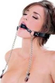 Кляп, соединенный цепью с зажимами для груди Deluxe Ball Gag Nipple Clamps Диаметр: 4.2 см. В комплект входит кляп-расширитель, соединеннный металлической цепочкой с зажимами на соски. Давление на соски регулируется с помощью винтиков. Страна: Китай. Материал: металл.