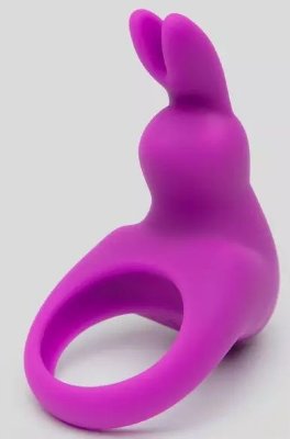 Фиолетовое эрекционное виброкольцо Happy Rabbit Cock Ring Kit Диаметр: 3.17 см. Сочетая эстетику и комфорт, эрекционное кольцо от Happy Rabbit усилит вашу чувственность в момент интимной близости. Уже ставшие легендарными кроличьи ушки и высококачественный, эластичный силикон с 12 захватывающими режимами вибрации не оставят никого равнодушным. А когда ваша игра подойдет к концу, просто уберите свое любимое эрекционное кольцо от Happy Rabbit в удобный, закрывающийся футляр до следующего раза. Ключевые особенности: высококачественное перезаряжаемое виброкольцо для члена и удобный футляр в комплекте. 3 скорости и 9 вариантов вибрации. Толстые и гибкие кроличьи ушки дразнят и дразнят клитор или промежность вашего партнера. Запираемый силиконовый чехол для хранения защищает вашу игрушку от посторонних глаз и облегчает ее транспортировку. Встроенный аккумулятор с зарядкой от USB. Возможность блокировки вибрации игрушки, например во время перелетов. Водонепроницаемый для легкой очистки и подводных развлечений. В комплекте: эрекционное виброкольцо, косметичка. Страна: Китай. Материал: силикон. Батарейки: встроенный аккумулятор.