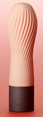 Персиковый рифленый мини-вибратор IROHA ZEN HANACHA - 12,7 см. Длина: 12.7 см. Диаметр: 3.3 см. Новинка от компании TENGA, серия вибраторов IROHA ZEN в трёх нежных весенних оттенках! Вибратор Hanacha персикового цвета из невероятно мягкого и приятного на ощупь силикона с пылезащитным покрытием Iroha Soft-Touch. Плавно закрученная по всей длине, ребристая поверхность для чувственной стимуляции и несравнимых ощущений. 3 уровня интенсивности вибрации + пульсирующий режим, простое управление при помощи одной кнопки на основании игрушки. Вибратор полностью водонипроницаемый, работает от батареек. Оформлен в изящную, презентабельную коробку. Страна: Япония. Материал: силикон. Батарейки: 2 шт., тип AAA.