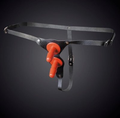 Чёрные кожаные трусики с двумя штырьками для насадок Страпон для двойного проникновения. В комплект входят два съёмных пластиковых плага для насадок. Изготовлен из натуральной кожи и никелированной фурнитуры. Размер универсальный. Страна: Россия. Материал: натуральная кожа.