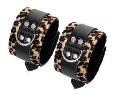 Наручники Anonymo с анималистическим принтом Длина: 19.5 см. Наручники – классический предмет для игры в подчинение, обязательный для начинающих и опытных поклонников БДСМ. Эти яркие наручники с леопардовым принтом сделают подчиненного неотразимым. Леопардовый окрас демонстрирует агрессивный вид. Все звериное нутро, страсть и свобода призывают действовать. Они отлично сковывают движения благодаря металлической застежке на пряжку. Никакого послабления, только полное подчинение своему Доминанту, где бы ни были зафиксированы руки: впереди или за спиной. Подкладка выполнена из мягкого материала, не причиняет дискомфорта и тактильно приятна. Размер фиксируется ремешком, поэтому наручники подходят для запястья любого размера. Начните игру в подчинение с этим аксессуаром, и вы поймете, как развивать свою чувственность с помощью ограничения свободы одного из партнеров. Ширина - 5,5 см. Длина сцепки - 15,5 см. Страна: Китай. Материал: искусственная кожа.