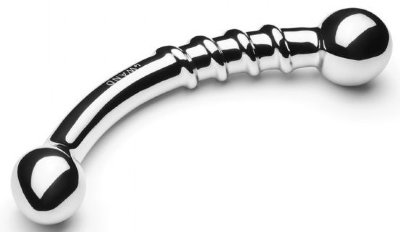 Серебристый изогнутый фаллоимитатор со спиралью Bow - 17,8 см. Диаметр: 3.3 см. Эта палочка вызывает оргазм! Красивая гладкая и прочная игрушка из нержавеющей стали, идеально изогнута, чтобы обеспечивать легкое и глубокое проникновение. Позвольте палочке из нержавеющей стали плавно скользить к нужному месту и плотно прижиматься к точке G или точке P для достижения кульминации следующего уровня. Выберите выпуклый конец с выступами, которые могут служить вагинальным тренажером или улучшите интимную игру с меньшим концом для направленной стимуляции. Страна: США. Материал: металл.