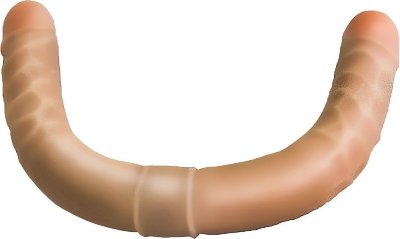 Двусторонний телесный фаллоимитатор с венками - 44 см. Длина: 44 см. Диаметр: 3.9 см. Любите развлекаться вместе с подругой? Тогда вам точно придется по вкусу этот соблазнительный двусторонний фаллоимитатор. Аккуратные головки, упругое тело с красиво прорисованным объемным венозным рисунком подарят массу удовольствия вам обеим. Очень гибкий и при этом невероятно реалистичный, фаллоимитатор поражает способностью дарить наслаждение в двойном размере. Страна: Россия. Материал: поливинилхлорид (ПВХ, PVC).