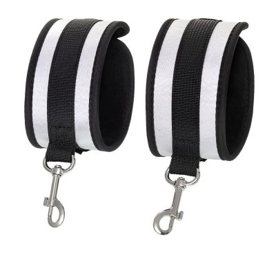 Серебристо-черные оковы Anonymo Длина: 28.5 см. Оковы — классический предмет для игры в подчинение, обязательный для начинающих и опытных поклонников БДСМ. Блестящий во всех смыслах аксессуар для ограничения свободы – сатиновый материал поблескивает, когда на него падает свет. Необычное сочетание серебристого и черного, совсем нехарактерное для классического исполнения аксессуаров в стиле БДСМ, придает изюминку и новизну. Подчиненный с таким аксессуаром выглядит неотразимым. Застежка велкро позволяет зафиксировать ноги любого размера. Между собой поножи скрепляются карабинами, практически не оставляя свободы действий. Никакого послабления, только полное подчинение своему Доминанту. Используйте дополнительно цепочку для расширенных возможностей фиксации положения ног. Начните игру в подчинение с этим аксессуаром, и вы поймете, как развивать свою чувственность с помощью ограничения свободы одного из партнеров. Ширина - 5,5 см. Длина сцепки - 8 см. Страна: Китай. Материал: полиэстер.