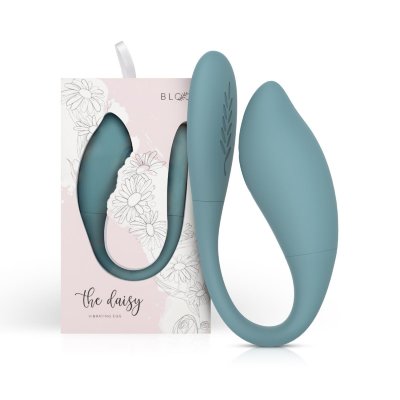 Голубое виброяйцо The Daisy Длина: 24.4 см. Диаметр: 3.3 см. Daisy – это стильный вибратор в форме яйца, созданный для того, чтобы подарить вам незабываемые моменты расслабления и удовольствия. Его мягкий силикон и гибкая форма обеспечивают комфорт и приятные ощущения, а swipe-технология позволяет легко настраивать интенсивность вибрации. С 10 настройками (5 режимов вибрации и 5 уровней интенсивности) вы сможете найти идеальный ритм для любого настроения. В комплекте также идет повязка на глаза, которая добавит новые ощущения в ваши игры. Страна: Нидерланды. Материал: анодированный пластик, силикон. Батарейки: встроенный аккумулятор.