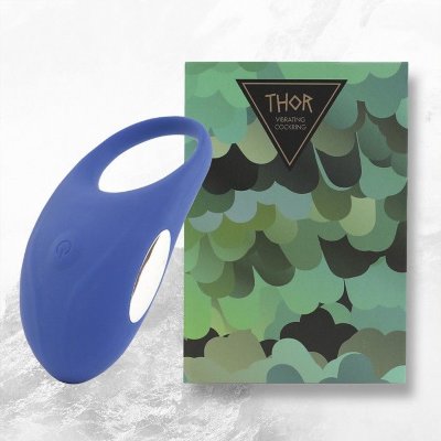 Синее кольцо с вибрацией Thor Cockring Длина: 9 см. Диаметр: 4.5 см. Водонепроницаемое вибрирующее кольцо для пениса синего цвета Thor от Feelztoys сделает мужскую эрекцию более продолжительной и сильной, за счет плотного обхвата полового член. Оно обладает сильными вибрациями и может использоваться как для одиночной игры, так и для пар. Для мужских соло-игр Вы можете носить эрекционное кольцо повернув его вибрирующим язычком вниз для стимуляции мошонки или во время парных игр - вверх, для стимуляции клитора женщины. Thor имеет 3 разные скорости и 7 разных паттернов вибрации, абсолютно не имеет запаха, с очень тихим мотором. Кольцо выполнено из шелковистого мягкого силикона и имеет идеальную форму, при полной зарядке оно проработает около двух часов. Страна: Китай. Материал: силикон. Батарейки: встроенный аккумулятор.
