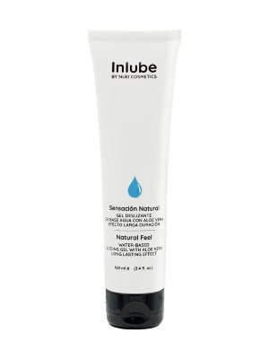 Интимный лубрикант с алоэ вера Inlube Natural Feel - 100 мл. Inlube - интимный лубрикант на водной основе с гелевой текстурой обеспечивает максимально длительное скольжение и естественные ощущения. Роскошное шелковистое прикосновение и эксклюзивная формула гелей Inlube удивят вас своим длительным эффектом. Лубрикант содержит в своем составе алоэ вера, которое оказывает смягчающее и успокаивающее действие для лучшего ухода за интимными зонами. Веганская формула на водной основе не содержит парабенов, сахара и глютена. Нанесите Inlube de Nuei на руку или интимную область и аккуратно распределите. Вы можете применять его повторно столько раз, сколько пожелаете. вода, глицерин, сок листьев алоэ барбаденсис, гидроксиэтилцеллюлоза, бензоат натрия, сорбат калия, цитрат натрия, лимонная кислота, сахарин натрия, динатрийфосфат, полисорбат 60, фосфат натрия, динатрий ЭДТА. Страна: Испания. Объем: 100 мл.
