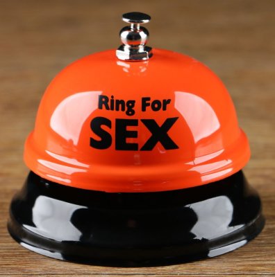 Настольный звонок RING FOR SEX Настольный звонок RING FOR SEX. Цвета в ассортименте, но не могут быть выбраны. Страна: Китай. Материал: металл.