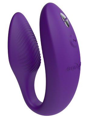 Фиолетовый U-образный вибратор для пар We-Vibe Sync 2 Обновленная версия культового вибратора для пар - We-Vibe Sync!Одинаковых организмов не бывает. Поэтому вибратор We-Vibe Sync отличается тем, что может принимать форму вашего тела. В вибраторе предусмотрены две зоны регулировки для удобной стимуляции точки G и клитора с большим или меньшим давлением. Кроме того, We-Vibe Sync остается на месте даже при изменении позиции во время секса. - Компактная и эргономичная форма - Интенсивная стимуляция за счет мощного и в то же время тихого мотора - Очень удобный гладкий и мягкий силикон, предназначенный для медицинского использования - 100% водонепроницаемый для развлечения в воде и легкой очистки - Беспроводной пульт ДУ с устойчивым соединением с функцией контроля мощности для получения совместного удовольствия - 10 встроенных режимов вибрации, пульсации и эскалации + бесконечное множество индивидуальных узоров стимуляции через бесплатное приложение We-Vibe. - Батарейка CR2032 в комплекте. Размеры - 7,48 х 3,14 х 4,17 см. Страна: Китай. Материал: силикон. Батарейки: встроенный аккумулятор.