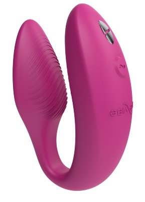 Розовый U-образный вибратор для пар We-Vibe Sync 2 Обновленная версия культового вибратора для пар - We-Vibe Sync!Одинаковых организмов не бывает. Поэтому вибратор We-Vibe Sync отличается тем, что может принимать форму вашего тела. В вибраторе предусмотрены две зоны регулировки для удобной стимуляции точки G и клитора с большим или меньшим давлением. Кроме того, We-Vibe Sync остается на месте даже при изменении позиции во время секса. - Компактная и эргономичная форма - Интенсивная стимуляция за счет мощного и в то же время тихого мотора - Очень удобный гладкий и мягкий силикон, предназначенный для медицинского использования - 100% водонепроницаемый для развлечения в воде и легкой очистки - Беспроводной пульт ДУ с устойчивым соединением с функцией контроля мощности для получения совместного удовольствия - 10 встроенных режимов вибрации, пульсации и эскалации + бесконечное множество индивидуальных узоров стимуляции через бесплатное приложение We-Vibe. - Батарейка CR2032 в комплекте. Размеры - 7,48 х 3,14 х 4,17 см. Страна: Китай. Материал: силикон. Батарейки: встроенный аккумулятор.