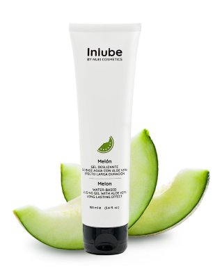 Лубрикант на водной основе Nuei Inlube с алоэ вера и ароматом дыни - 100 мл. Inlube - интимный лубрикант на водной основе с гелевой текстурой обеспечивает максимально длительное скольжение и естественные ощущения. Роскошное шелковистое прикосновение и эксклюзивная формула гелей Inlube удивят вас своим длительным эффектом. Лубрикант содержит в своем составе алоэ вера, которое оказывает смягчающее и успокаивающее действие для лучшего ухода за интимными зонами. А также обладает интенсивным и соблазнительным ароматом дыни, не оставляющим послевкусия. Веганская формула на водной основе не содержит парабенов, сахара и глютена. Нанесите Inlube de Nuei на руку или интимную область и аккуратно распределите. Вы можете применять его повторно столько раз, сколько пожелаете. вода, глицерин, сок листьев алоэ барбаденсис, ароматизатор, гидроксиэтилцеллюлоза, бензоат натрия, сорбат калия, цитрат натрия, лимонная кислота, сахарин натрия, фосфат динатрия, полисорбат 60. , фосфат натрия, динатрий ЭДТА. Страна: Испания. Объем: 100 мл.