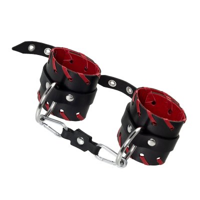 Черно-красные наручники из натуральной кожи Готовы играть по-взрослому? Не бойтесь своих желаний! Основатели бренда уверены: лучший способ избавиться от искушения - поддаться ему! Добавьте пикантную деталь в ролевую игру и воплотите самую смелую сексуальную фантазию в реальность! Двухслойные кожаные наручники с окантовкой красного цвета, могут стать стильным аксессуаром на «свободных» руках, но могут послужить вашим целям и фантазиям по своему прямому назначению. Наличие двух карабинов и колец позволяет использовать изделие как раздельно – аксессуар-манжеты, так и как наручники для фиксации. К широким металлическим кольцам также можно присоединить и другие аксессуары при помощи карабинов. Благодаря универсальному размеру наручники могут использоваться и мужчинами, и женщинами. Размер легко регулируется с помощью металлических пряжек, органично вписывающихся в общий стиль. Длина манжет - 20 см, ширина манжет - 6,5 см. Длина сцепки - 13 см. Страна: Россия. Материал: натуральная кожа.