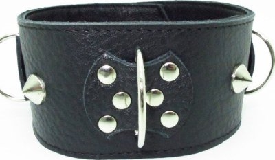 Черный кожаный ошейник с короткими шипами Ошейник выполнен из натуральной кожи черного цвета, декорирован заклепками и вставками в виде бабочек. Ошейник фиксируется металлическими кнопками, позволяющими подобрать нужный размер, подойдет на обхват от 32 до 37 см. Стильный аксессуар украсит любую вашу фантазию. Ширина - 5 см. Страна: Россия. Материал: натуральная кожа.