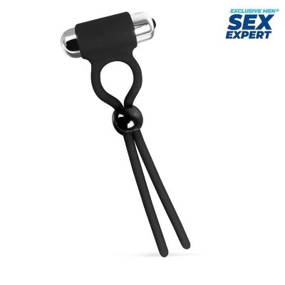 Черное эрекционное кольцо-лассо с вибрацией Эрекционное кольцо-лассо для полового члена с вибрацией. Усиливает эрекцию, повышает чувствительность, продлевает интимную близость. Вибрация обеспечивается съёмной вибропулей. Включение/выключение вибрации: краткое нажатие кнопки на корпусе вибропули. Вибрация ощущается по всей поверхности секс-игрушки.Гаджет подходит для пенисов разных размеров. Движущиеся по шнуру ограничитель позволяет регулировать силу утяжки. Страна: Китай. Материал: силикон. Батарейки: 3 шт., тип LR44.