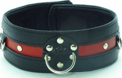 Черно-красный ошейник на пряжке Ошейник выполнен из натуральной кожи черного цвета, декорирован вставкой из красной кожи, заклепками, тремя металлическими полукольцами. Ремень позволяют выбрать нужный размер, подойдет на обхват от 32 до 37 см. Металлическая пряжка надежно фиксирует аксессуар, подклад из нежной кожи обеспечивает комфорт. Стильный аксессуар поможет воплотить эротические фантазии в реальность. Ширина - 5 см. Страна: Россия. Материал: натуральная кожа.