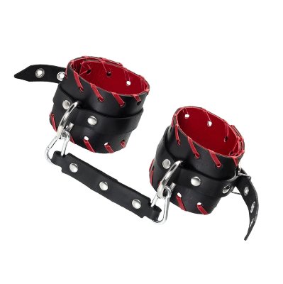 Черно-красные оковы из натуральной кожи Готовы играть по-взрослому? Не бойтесь своих желаний! Основатели бренда уверены: лучший способ избавиться от искушения - поддаться ему! Добавьте пикантную деталь в ролевую игру и воплотите самую смелую сексуальную фантазию в реальность! Двухслойные кожаные оковы с окантовкой красного цвета, могут стать стильным аксессуаром на «свободных» руках, но могут послужить вашим целям и фантазиям по своему прямому назначению. Наличие двух карабинов и колец позволяет использовать изделие как раздельно – аксессуар-манжеты, так и как наручники для фиксации. К широким металлическим кольцам также можно присоединить и другие аксессуары при помощи карабинов. Благодаря универсальному размеру наручники могут использоваться и мужчинами, и женщинами. Размер легко регулируется с помощью металлических пряжек, органично вписывающихся в общий стиль. Длина манжет - 25 см, ширина манжет - 6,5 см. Длина сцепки - 20 см. Страна: Россия. Материал: натуральная кожа.