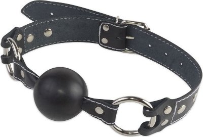 Кляп-шар классической формы и конструкции из натуральной кожи Длина: 57 см. Кляп-шар классической формы и конструкции из натуральной высококачественной кожи. По периметру ремешков проходит декоративная белая строчка. Сферическая упругая часть кляпа изготовлена из современного материала ТЭП, который соответствует гигиеническим нормам и прост в уходе. Регулировка размера и фиксация производится при помощи пряжки. Вся металлическая фурнитура имеет никелевое покрытие. Ширина ремешков - 2,5 см. Диаметр шара - 4,5 см. Страна: Россия. Материал: натуральная кожа.