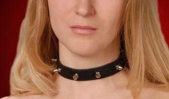 Узкий чёрный ошейник с шипами