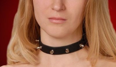 Узкий чёрный ошейник с шипами Изготовлен из натуральной кожи с велюровой подкладой. При изготовлении использована никелированная фурнитура. Размер универсальный, регулируется при помощи кнопок. Ширина - 2 см. Длина шипов - 1,2 см. Страна: Россия. Материал: натуральная кожа.