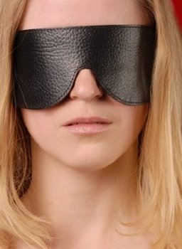 Чёрная широкая кожаная маска на глаза
