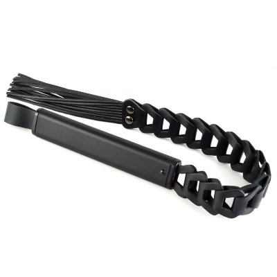 Черная кожаная плеть «Клеопатра» - 62 см. Длина: 62 см. Модульная плеть «Клеопатра» изготовлена из натуральной кожи. Рукоять металлическая, окрашена в черный цвет. Страна: Россия. Материал: натуральная кожа, металл.