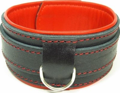 Ошейник с красным подкладом Ошейник выполнен из толстой ременной кожи с подкладном из красной перчаточной кожи. Аксессуар декорирован красной строчкой. Ремень позволяет выбрать нужный размер, подойдет на обхват от 28 до 36 см. Мягкий подклад обеспечивает комфорт, помогая полностью погрузиться в БДСМ игру. Ширина - 6 см. Страна: Россия. Материал: натуральная кожа.