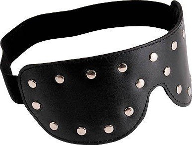 Черная кожаная маска на глаза с заклепками Изготовлена из натуральной кожи с велюровой подкладкой. Украшена хромированными заклёпками. Размер универсальный. Страна: Россия. Материал: натуральная кожа.
