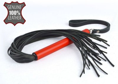 Черная кожаная плеть MIX с красной рукоятью - 47 см. Длина: 47 см. Небольшая плеть с хвостом из тонких лент натуральной кожи. Металлическая рукоять цилиндрической формы. Длина рукояти - 15 см. Страна: Россия. Материал: натуральная кожа.