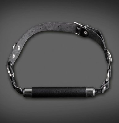 Чёрный кляп-трензель на кожаных ремешках с застёжкой Кляп – трензель. Ремешки изготовлены из натуральной кожи. Металлический трензель обтянутый мягкой натуральной кожей, благодаря небольшому диаметру позволяет оставлять рот не слишком широко открытым. Размер универсальный. Страна: Россия. Материал: натуральная кожа.