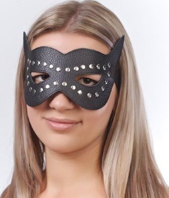 Чёрная кожаная маска с клёпками и прорезями для глаз Изготовлена из натуральной кожи с велюровой подкладкой. Используется никелированная фурнитура. Размер универсальный. Страна: Россия. Материал: натуральная кожа.