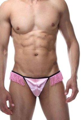 Пикантные мужские стринги с бахромой Пикантные мужские стринги с бахромой Трусы-стринги из гладкой ткани, декорированные бахромой. Страна: Турция. Материал: 85% полиэстер, 15% эластан.