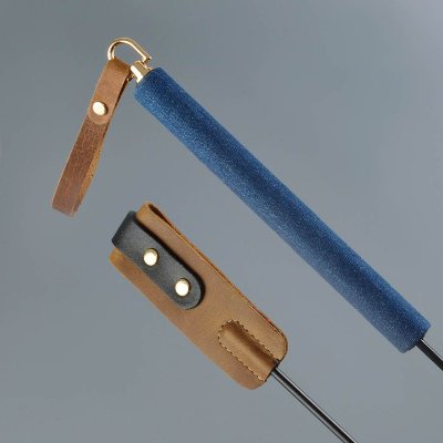 Стек «Дикий Запад» с джинсовой ручкой - 60 см. Длина: 6 см. Хвостовая часть плети изготовлена из натуральной кожи, рукоять обтянута тканью джинс. Страна: Россия. Материал: натуральная кожа.