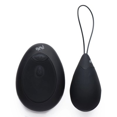 Черное виброяйцо с пультом ДУ 10X Silicone Vibrating Egg Длина: 6.1 см. Диаметр: 3.3 см. Наслаждайтесь 10 мощными функциями вибрации, которыми можно управлять с помощью прилагаемого беспроводного пульта дистанционного управления. Небольшой размер этого яйца скрывает его невероятную силу, оно идеально подходит для одиночного сеанса в завершение дня или для встречи с любимым человеком, чтобы добавить немного волнующей интриги в ваши интимные моменты! Входящий в комплект беспроводной пульт дистанционного управления позволяет играть на расстоянии — возьмите пульт управления когда яйцо внутри вашей партнерши и включайте вибрацию когда она меньше всего этого ожидает! Играйте дома, в машине или даже на публике, если осмелитесь. Страна: Китай. Материал: силикон. Батарейки: встроенный аккумулятор.
